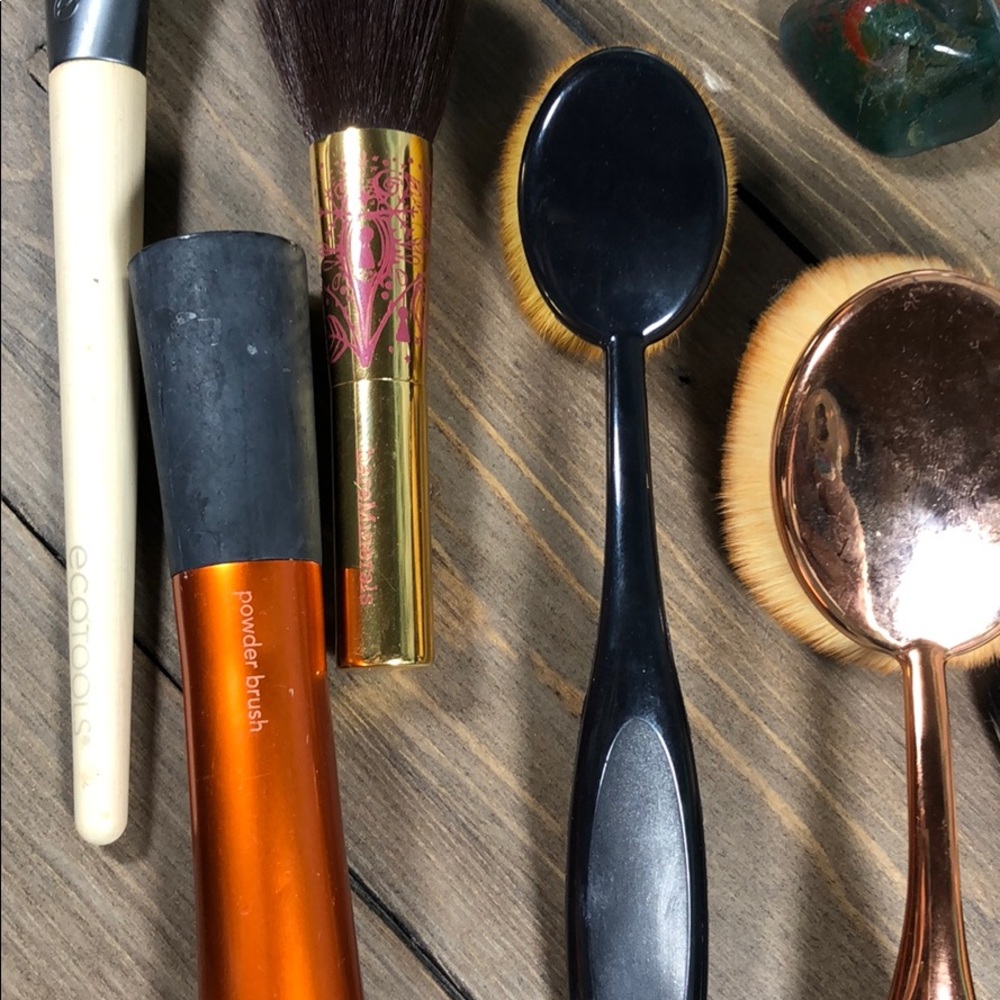 Assorted Makeup Brushes - Picture 7 of 7